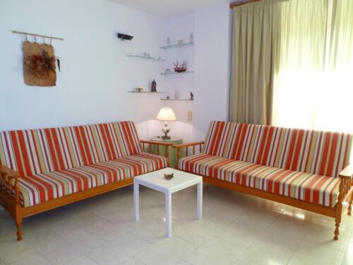 Alquiler apartamentos | Agencia Beltrán | Ref. 461- Residencial Mediterráneo | Piscinas y tenis | Salón comedor con sofá-cama