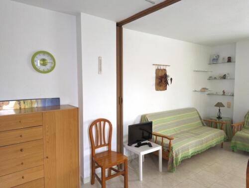 Alquiler apartamentos | Agencia Beltrán | Ref. 461- Residencial Mediterráneo | Piscinas y tenis | Salón comedor con sofá-cama