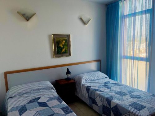 Alquiler apartamentos | Agencia Beltrán | Ref. 461- Residencial Mediterráneo | Piscinas y tenis | Habitación doble