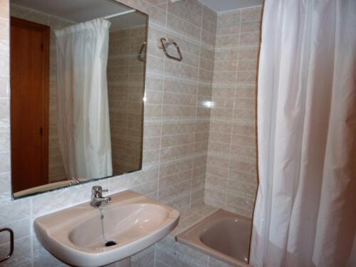 Alquiler apartamentos | Agencia Beltrán | Ref. 462- Residencial Mediterráneo | Piscinas y tenis | Baño completo