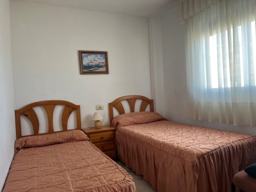 Alquiler apartamentos | Agencia Beltrán | Ref. 474- Picasso | Piscina y parking | Primera línea | Habitación doble