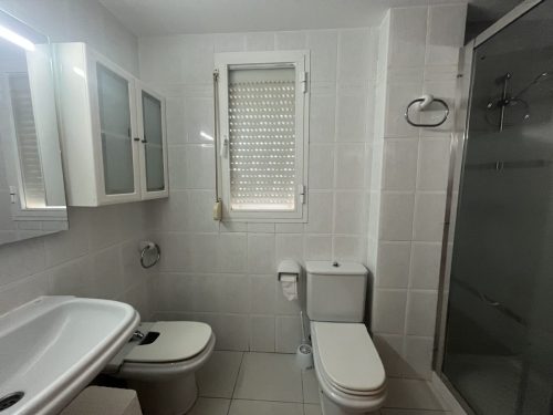 Alquiler apartamentos | Agencia Beltrán | Ref. 474- Picasso | Piscina y parking | Primera línea | Ducha