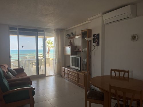 Alquiler apartamentos | Agencia Beltrán | Ref. 474- Picasso | Piscina y parking | Primera línea | Salón con sofá cama