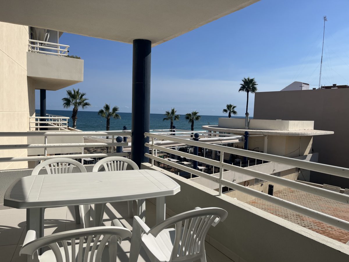 Alquiler apartamentos | Agencia Beltrán | Ref. 476- Picasso | Piscina y parking | Primera línea | Terraza