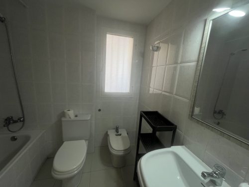 Alquiler apartamentos | Agencia Beltrán | Ref. 476- Picasso | Piscina y parking | Primera línea | Baño