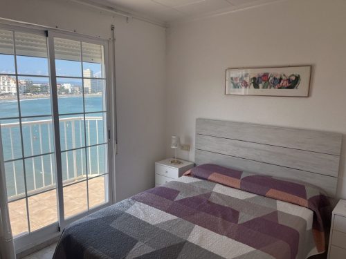 Alquiler apartamentos | Agencia Beltrán | Apartamentos Marcelino | Ref. 504 | Centro | Primera línea de playa | Habitación con balcón