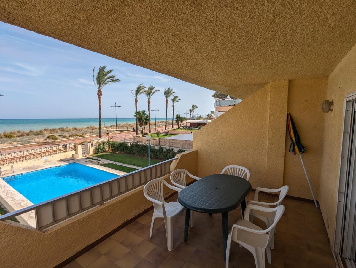 Alquiler apartamentos | Agencia Beltrán | Ref. 508 Los corales | Primera línea de playa | Piscina y parking | Terraza