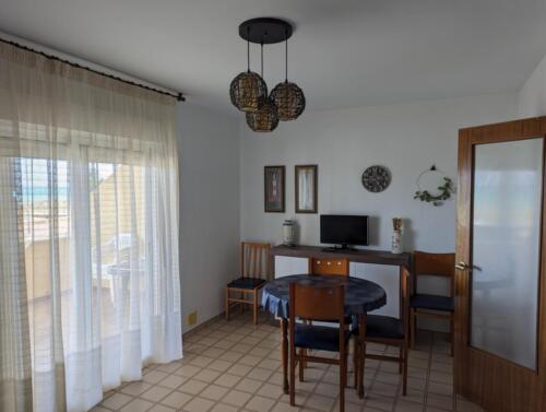 Alquiler apartamentos | Agencia Beltrán | Ref. 508 Los corales | Primera línea de playa | Piscina y parking | Salón