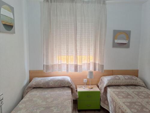 Alquiler apartamentos | Agencia Beltrán | Ref. 508 Los corales | Primera línea de playa | Piscina y parking | Habitación dos camas