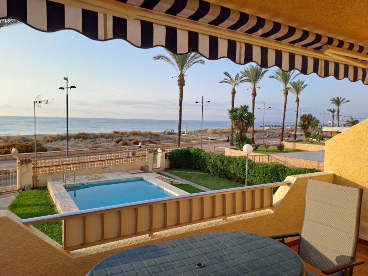 Alquiler apartamentos | Agencia Beltrán | Ref. 508 Los corales | Primera línea de playa | Piscina y parking | Terraza