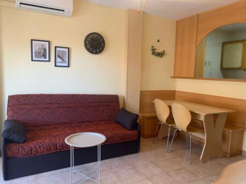 Agencia Beltrán | Alquiler apartamentos | Peñiscola Azahar | Ref. 585 | Urbanización con piscina | Salón con sofá-cama