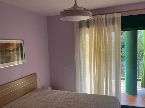 Ref. 721 | Apartamento Marina Park | Benicarló | Terraza a la plaza ajardinada | Piscina en urbanización | Dormitorio con terraza