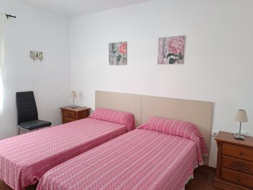 Alquiler apartamentos | Agencia Beltrán | Peñiscola playa ref. 816 | Urbanización con piscina | Centro de Peñiscola | Habitación con 2 camas